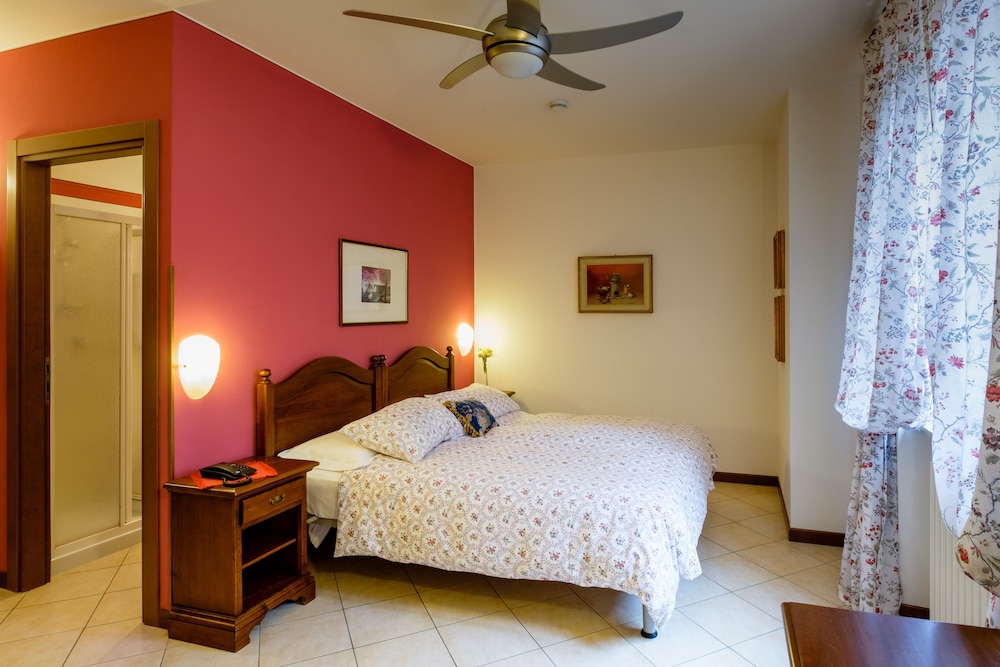 Classic Triple Room, Accessible photo 2