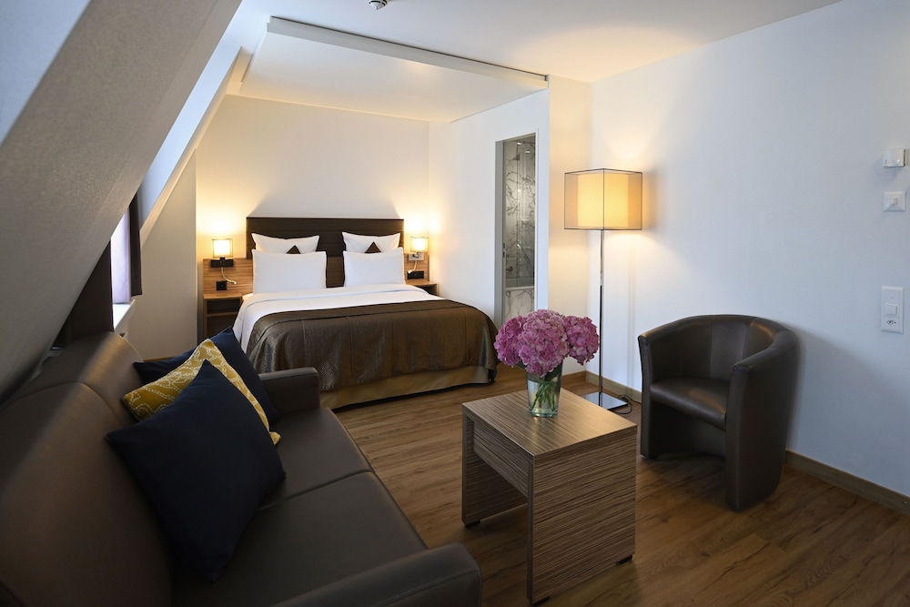 Familyroom thumbnail 6
