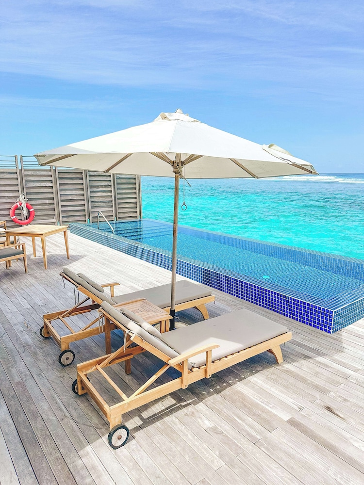 Sunset water villa with private pool & free access to VIP seaplane lounge on arrival - Photo 7