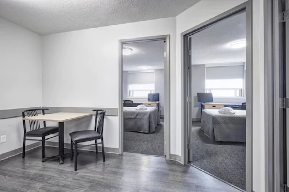 Suite, 2 Bedrooms, Kitchenette - Photo 4