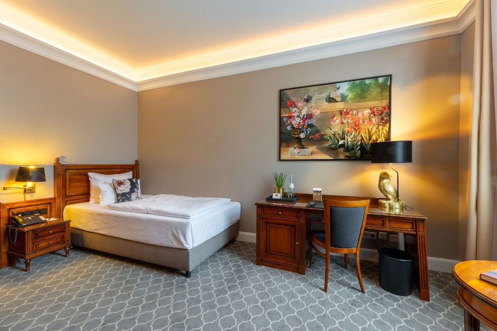 Classic Room, 1 Queen Bed photo 2