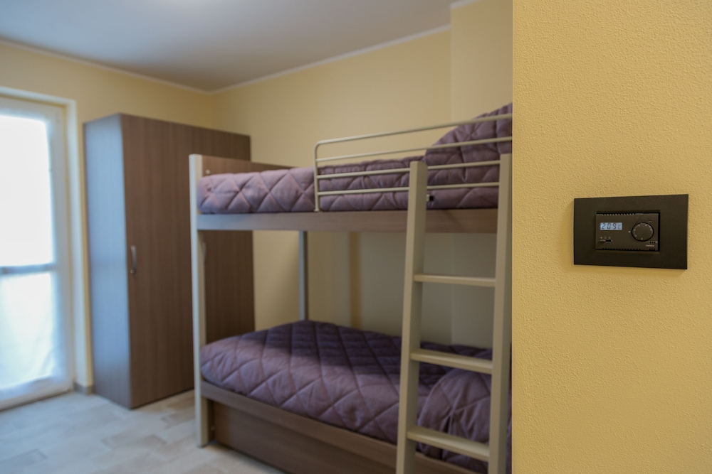 Twin Room, Non Smoking, Shared Bathroom photo 2
