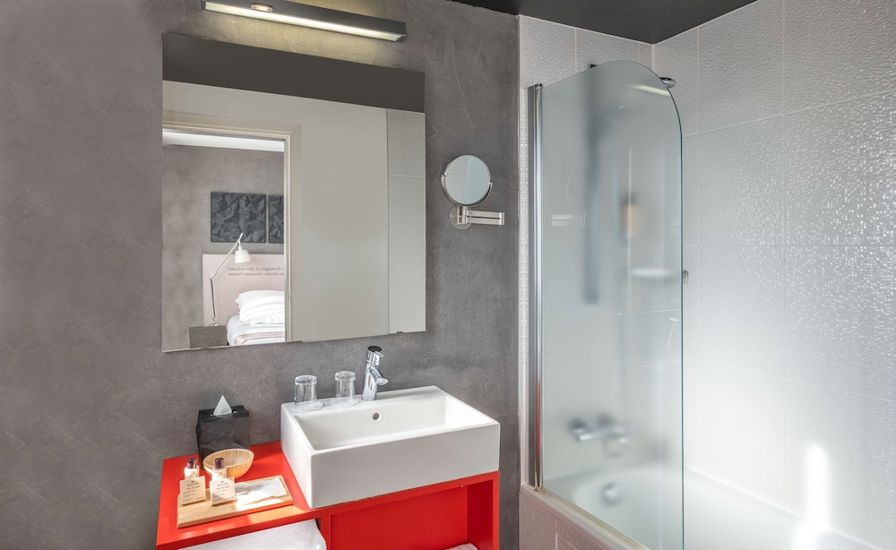 Superior Room, Multiple Beds, Balcony, Mountain View (Vue sur Puy de Dôme & la Cathédrale) - Photo 6