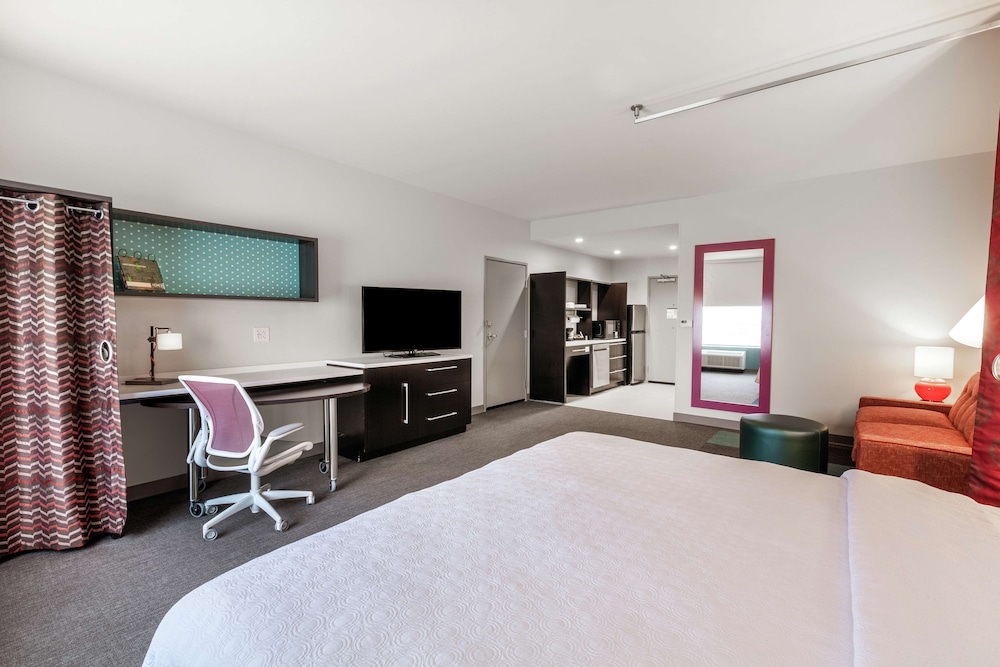 Studio, 1 King Bed, Bathtub