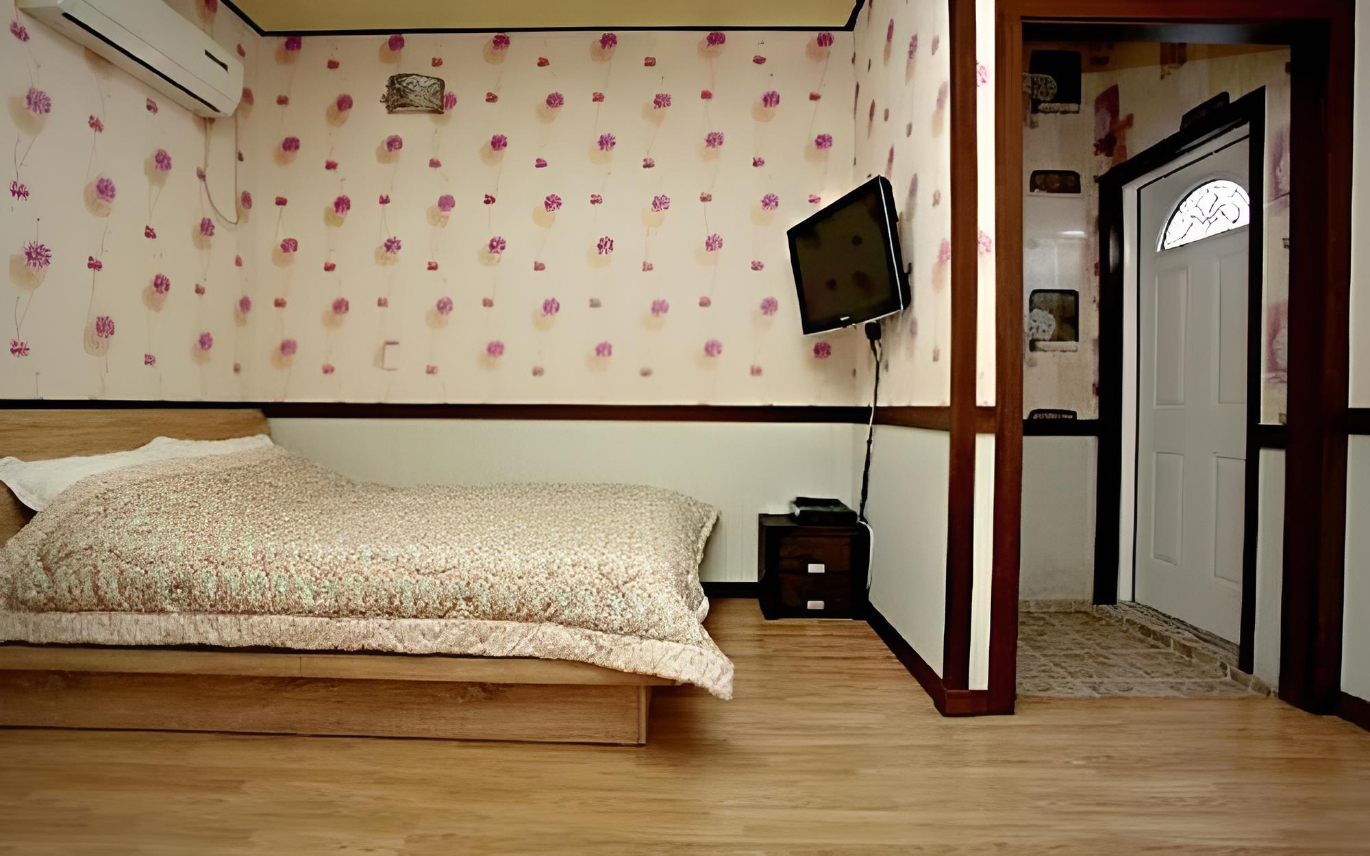 Room (Room 102) - Photo 3