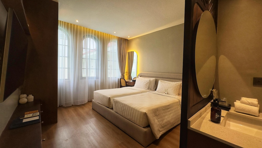 Deluxe Room, Pool View - Photo 1