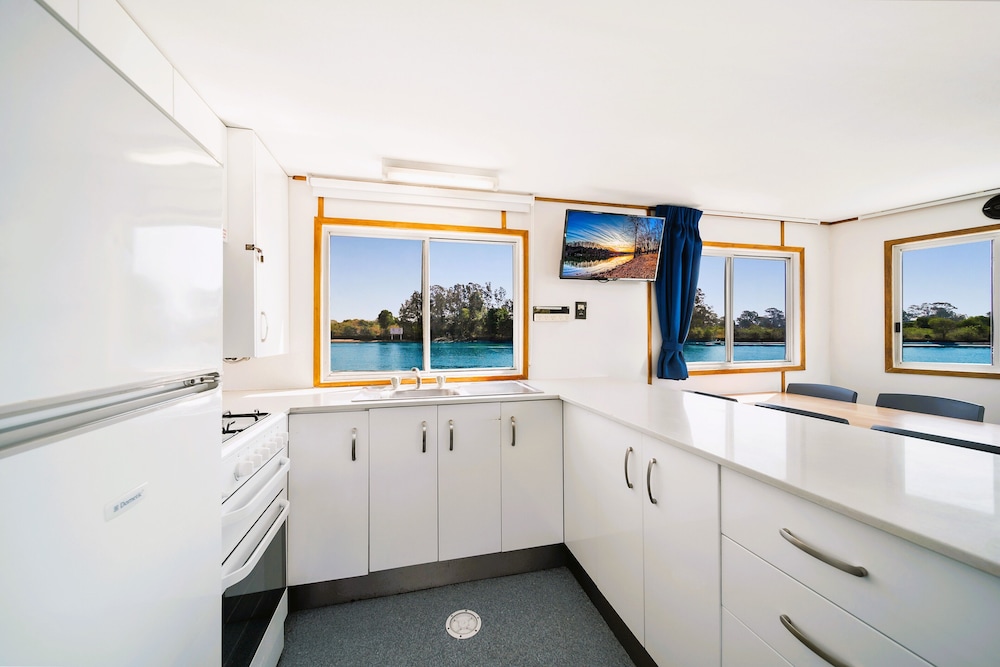 Family Houseboat, 4 Bedrooms (Osprey) photo 3
