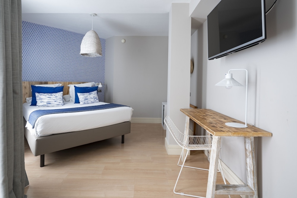 Premium Double Room Single Use - Photo 3