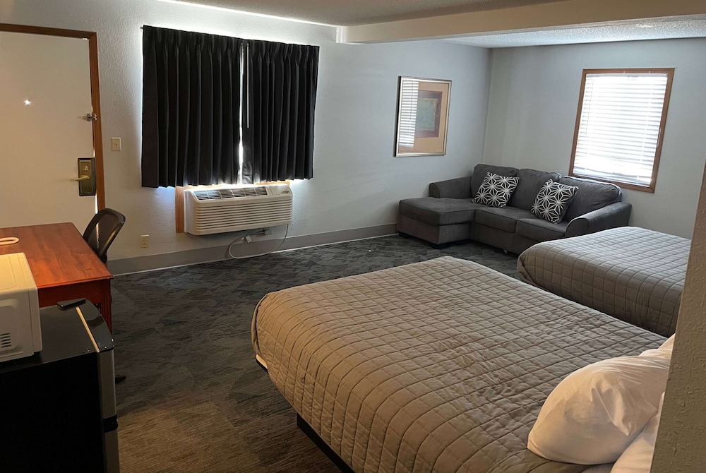Room, 2 Queen Beds, Non Smoking - Photo 8