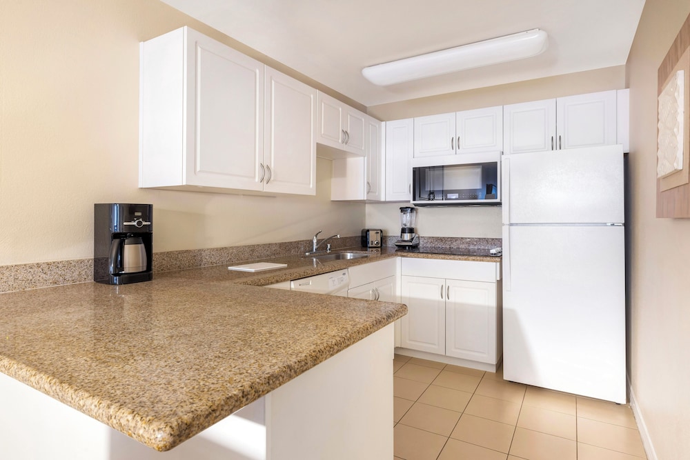 2 Bedroom 1 King 2 Twins Suite No View Balcny - Photo 2