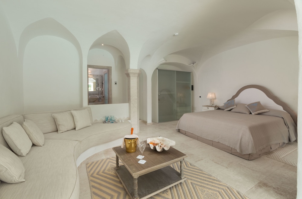 Studio Suite, 1 Queen Bed, Pool View photo 2