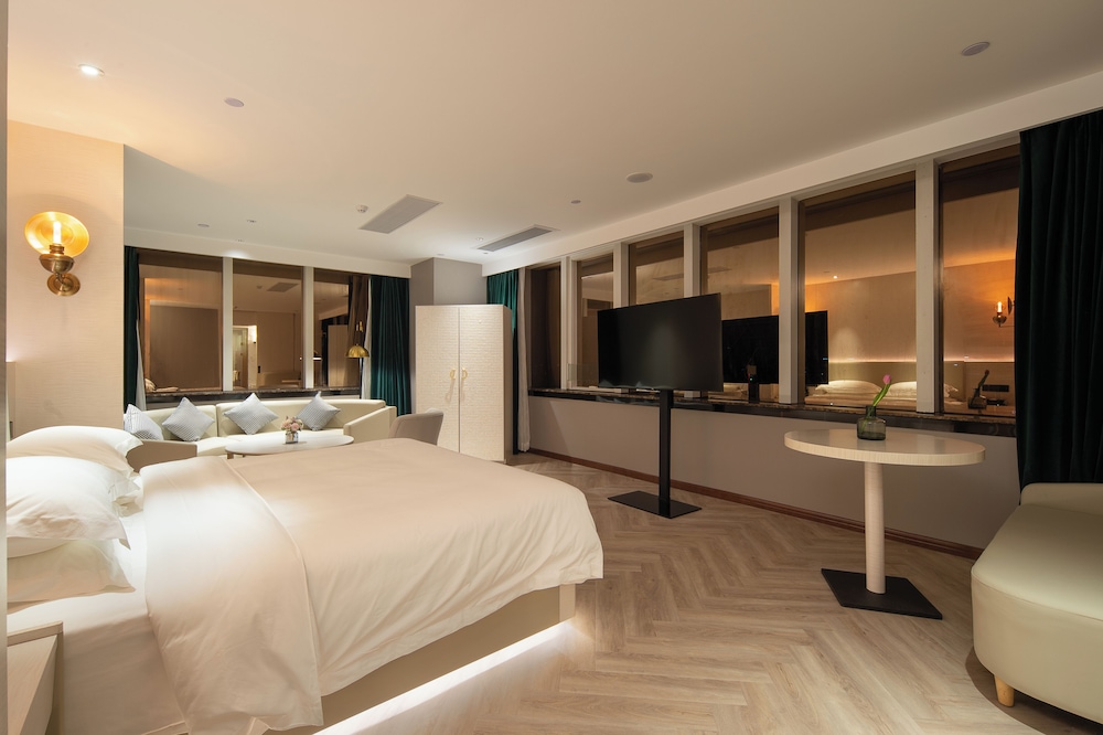 Luxury Suite, City View