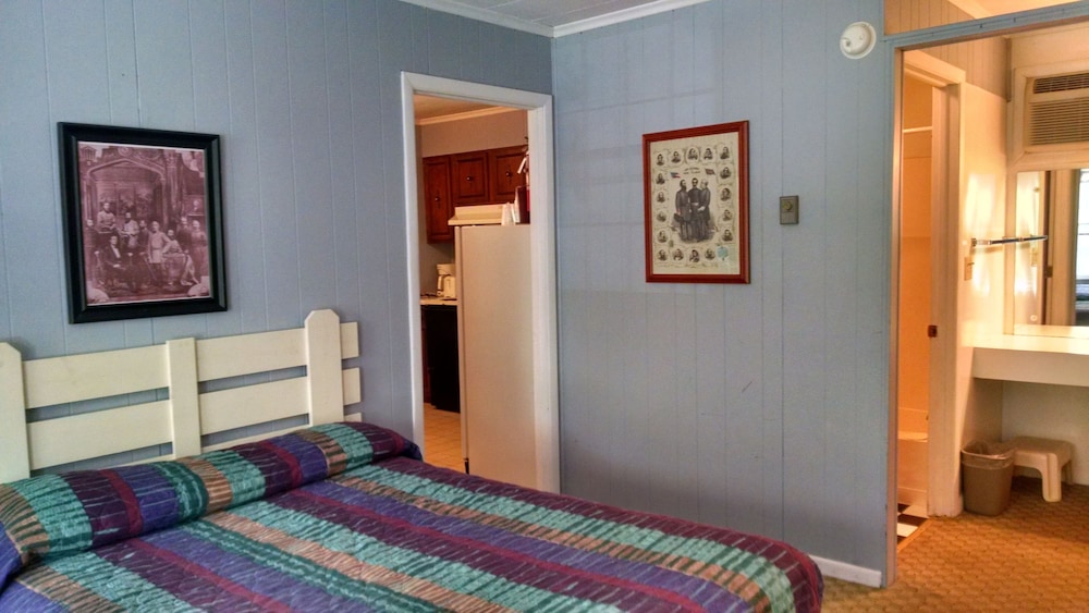 Economy Room, 2 Double Beds, Kitchen photo 2