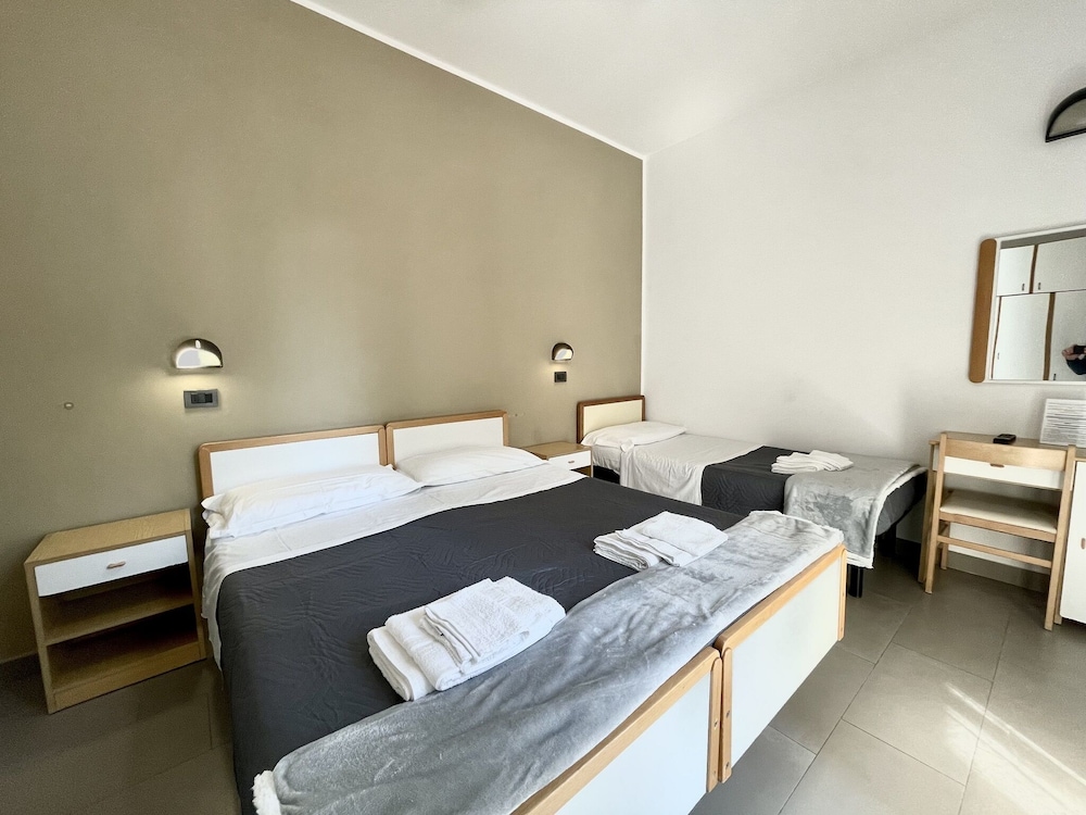 Standard Triple Room, Multiple Beds, Non Smoking