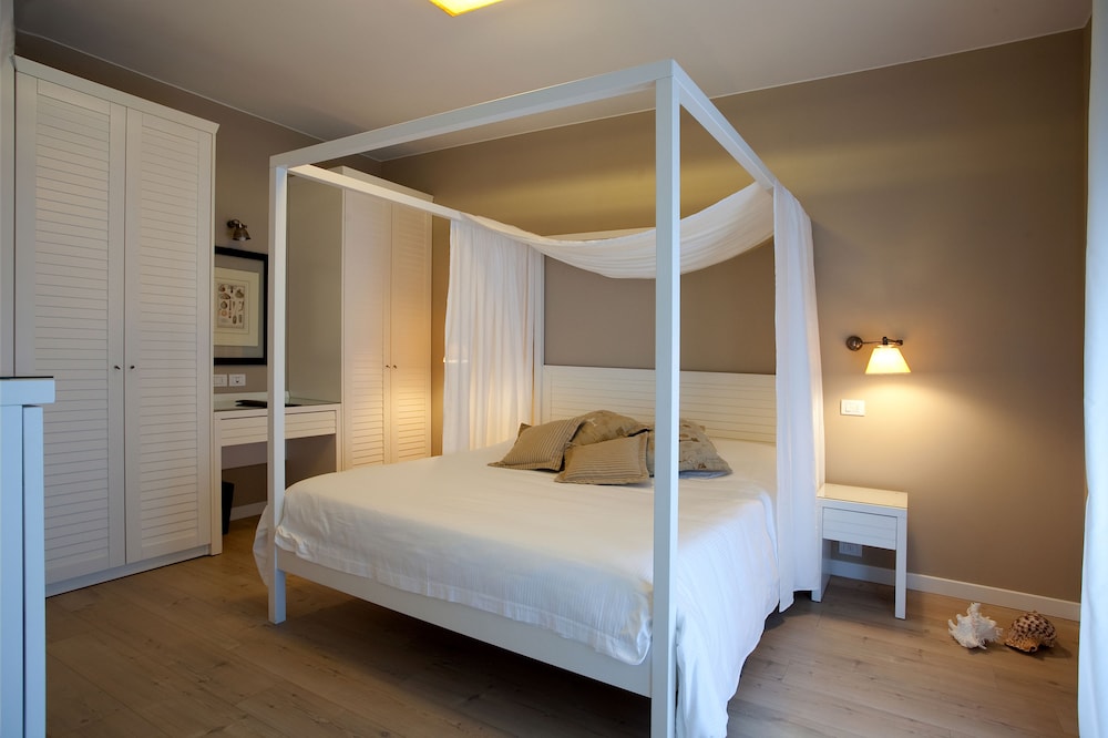 Deluxe Double Room On The Sea And Pinewoodside With Balcony photo 3
