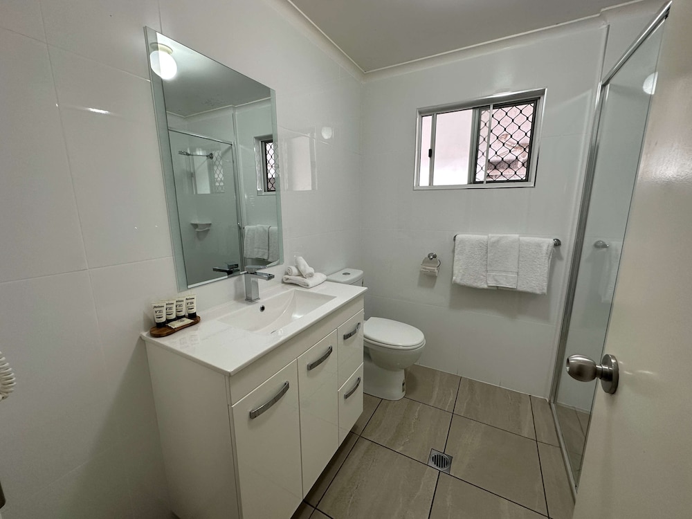 Executive Room, Multiple Beds, Non Smoking, Refrigerator & Microwave - Photo 5
