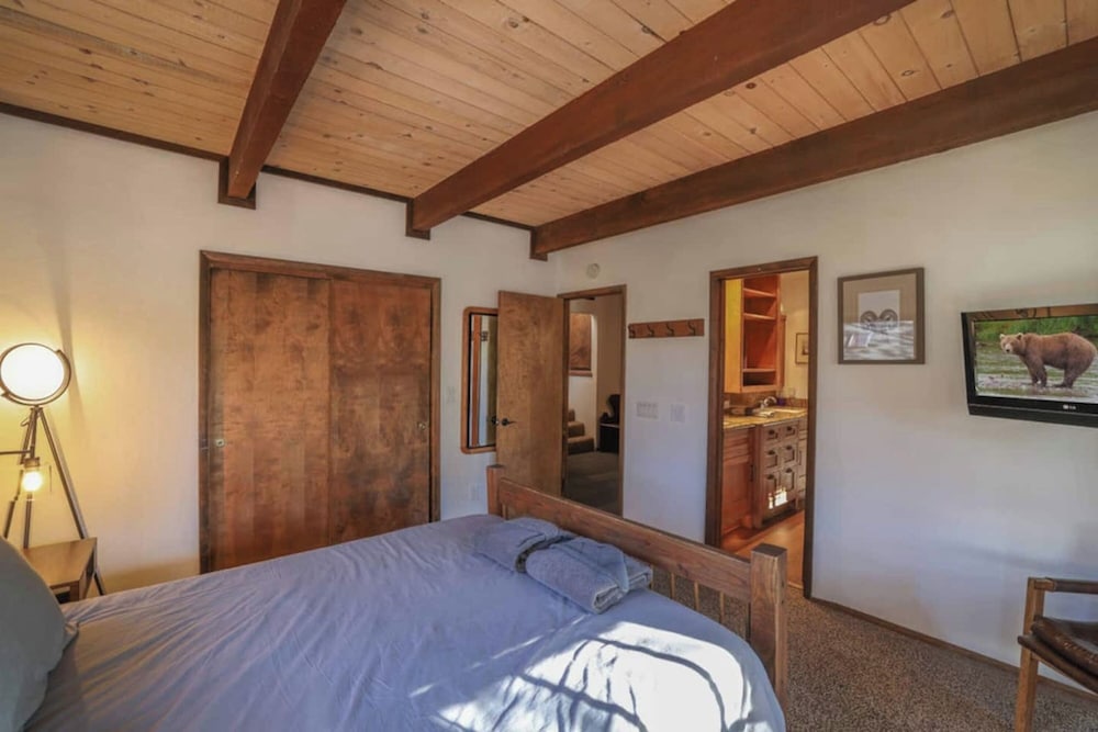 Signature Cabin, 2 Bedrooms, Mountain View, Mountainside photo 3