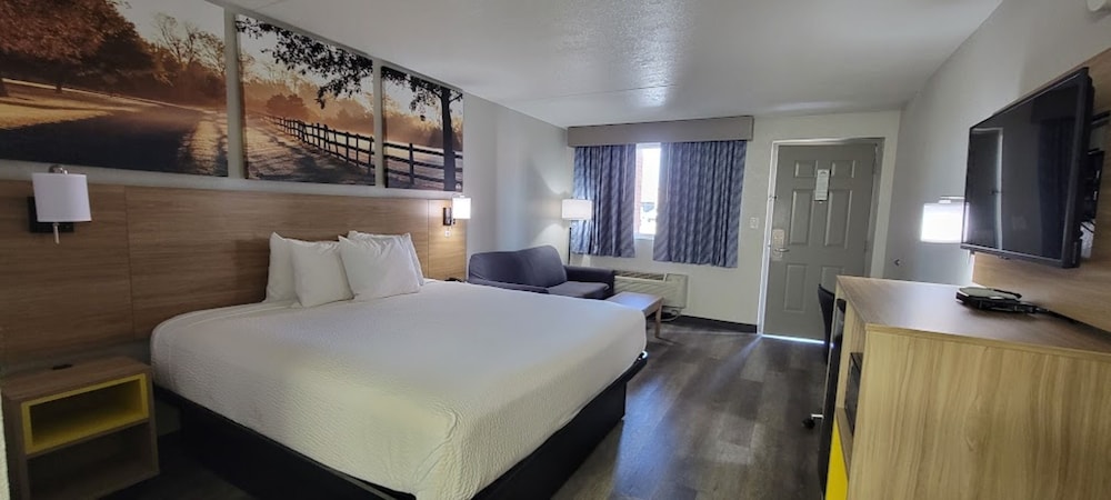 Room, 1 King Bed photo 3