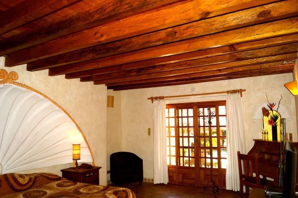 Standard Room, 1 King Bed photo 2