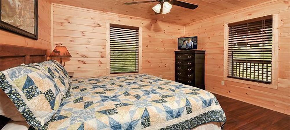 Premier Cabin, 3 Bedrooms, Hot Tub, Valley View (Sleeps up to 10) photo 3
