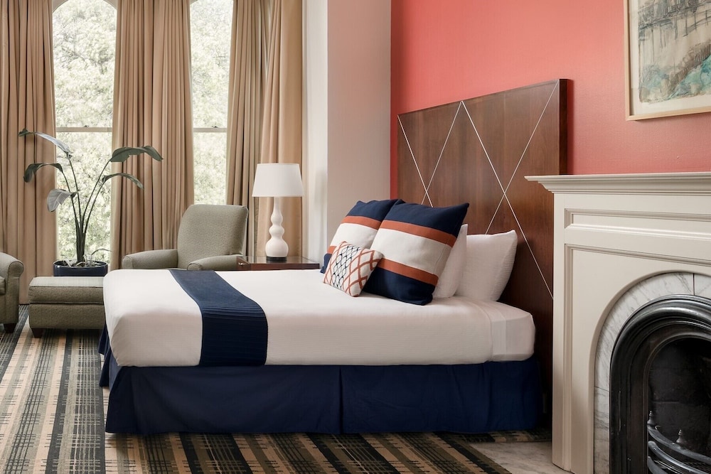 Basic Room, 1 Queen Bed (Grand Room (Queen)) - Photo 4