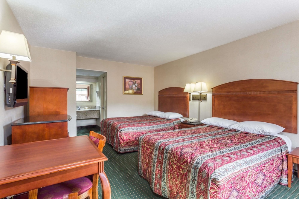 Standard Room, 2 Double Beds, Smoking - Photo 3