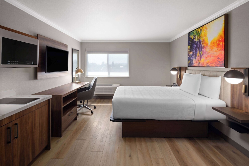 1 Queen Bed, Deluxe Room, Kitchenette, Non-Smoking - Photo 1