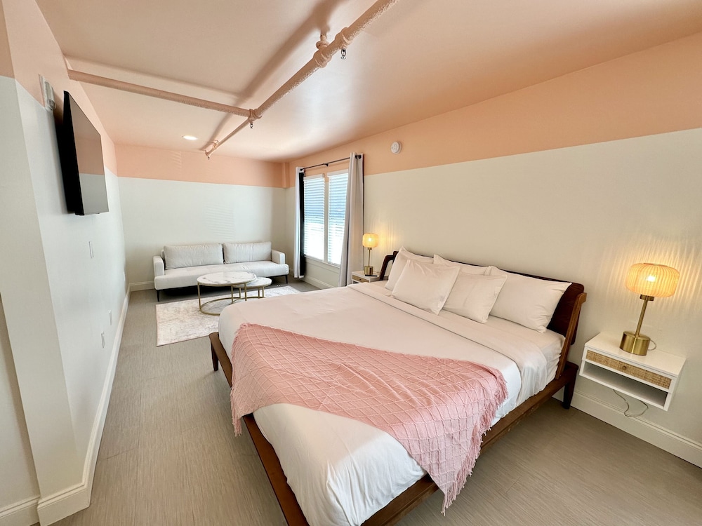 King Suite, 1 Bedroom (Greyhound)