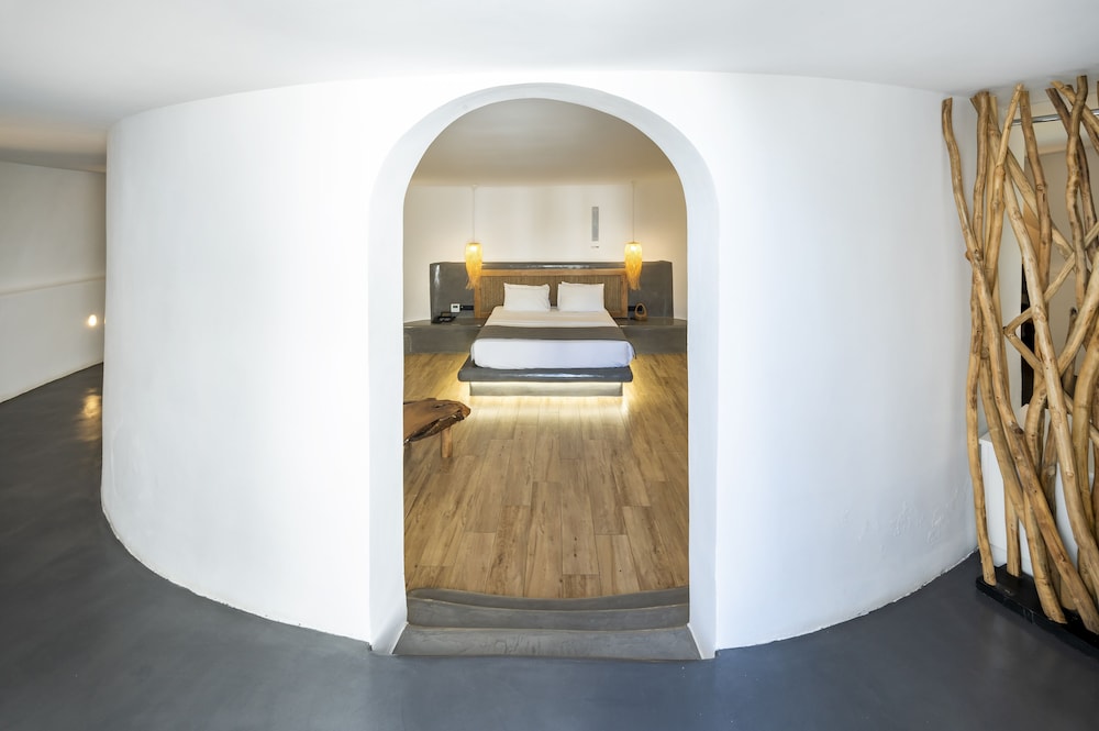 Windmill Deluxe Suite with sharing pool - Photo 2