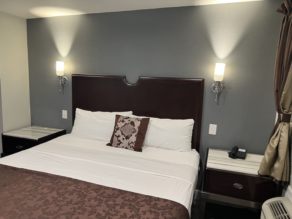 Deluxe Room, 1 King Bed photo 2