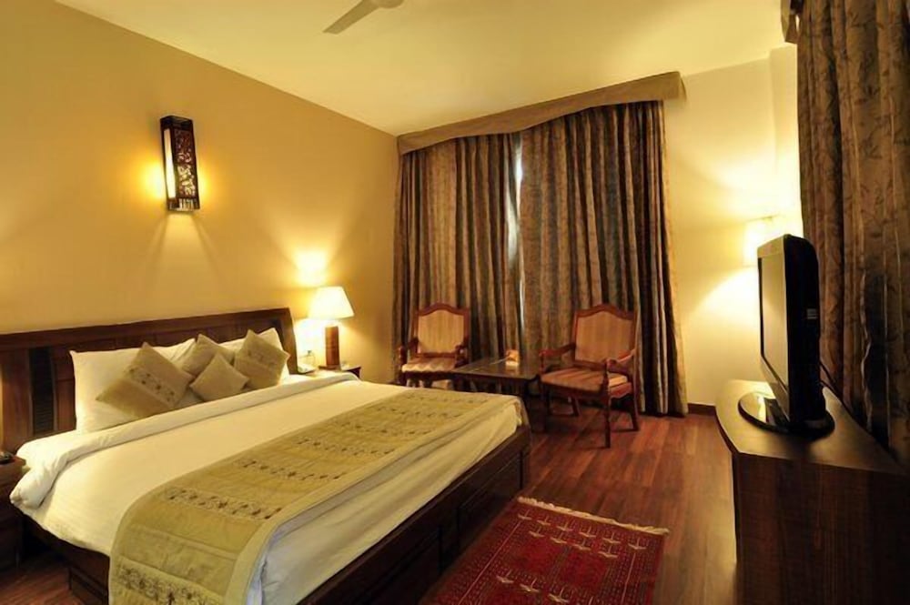 Deluxe Room, 1 Queen Bed, Smoking photo 3
