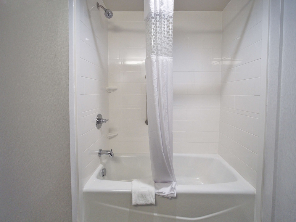 Room, 1 King Bed, Accessible, Non Smoking (w/ bathtub) photo 3