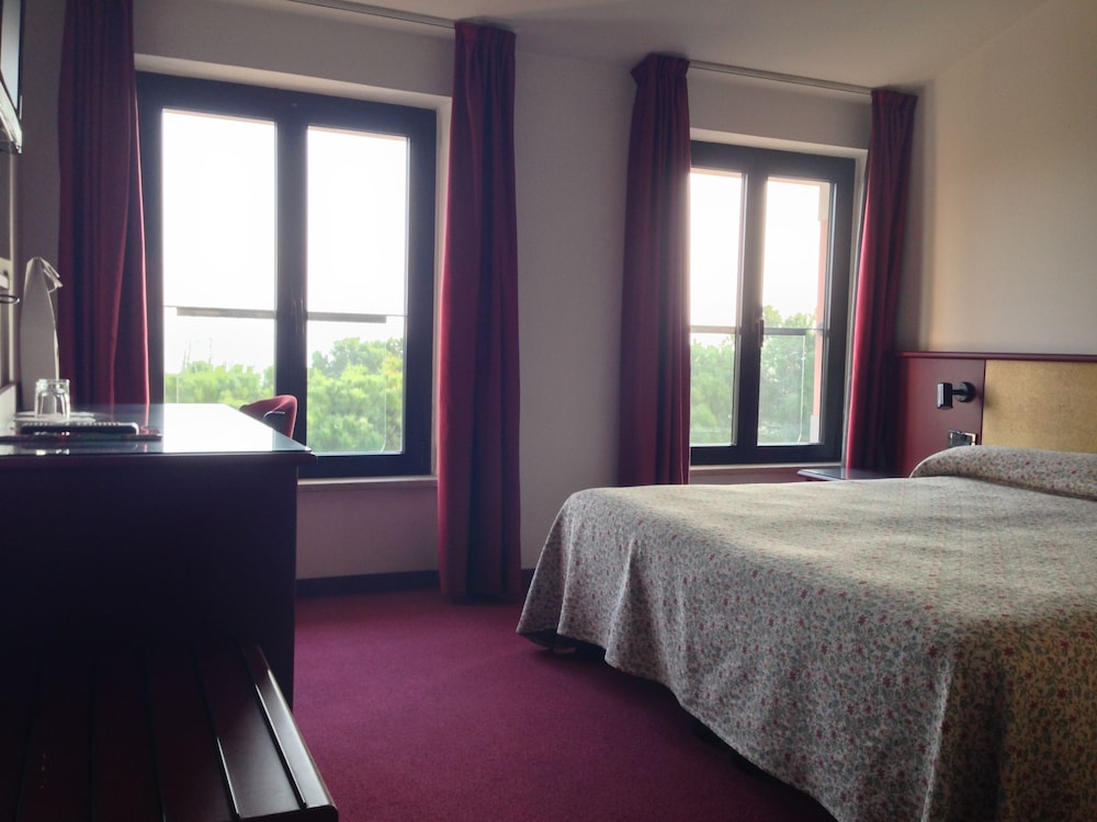 Double or Twin Room, Lake View - Photo 7