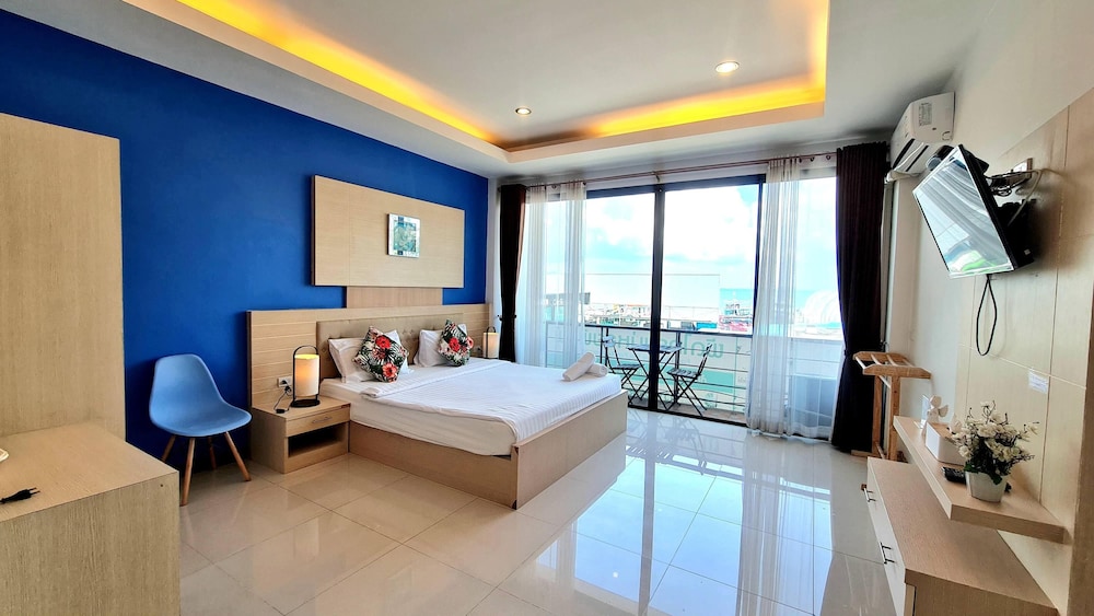 Family Room With Balcony photo 1