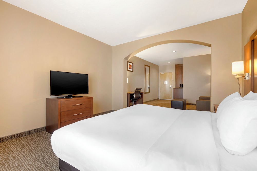 Suite, 1 King Bed, Accessible, Non Smoking - Photo 2