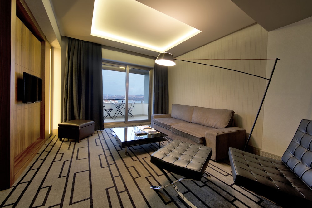 Deluxe Bosphorus Suit Balcony Room