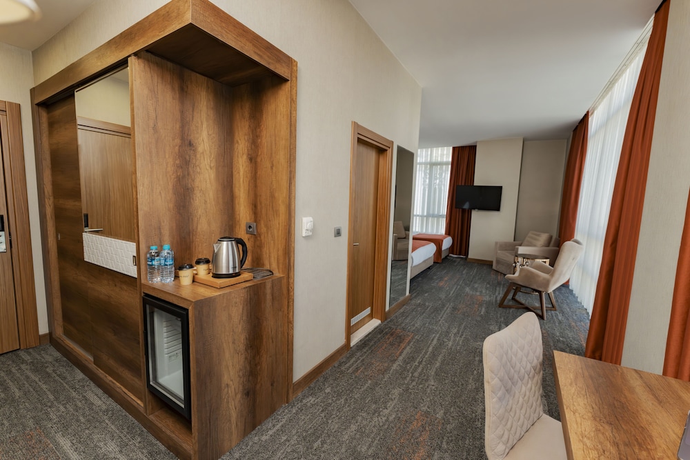 Family Quadruple Room, 2 Bedrooms, Smoking photo 1