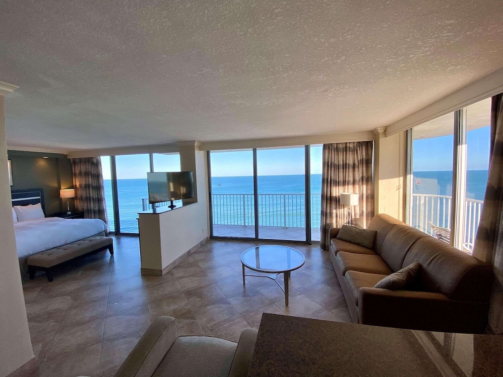 Premium Studio Suite, 1 King Bed with Sofa bed, Oceanfront - Photo 3