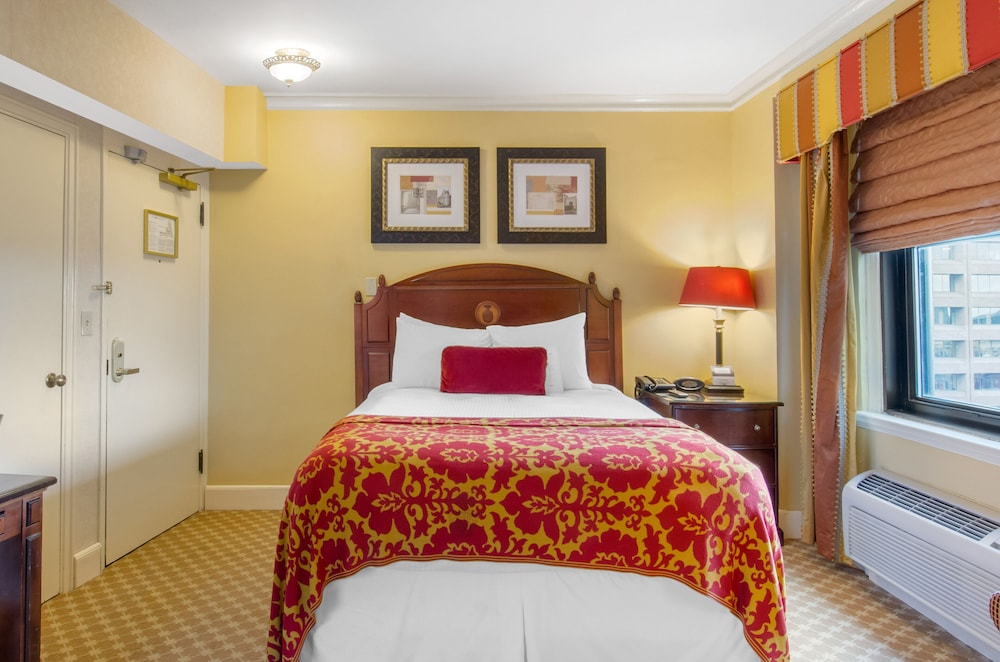 Deluxe Room, 1 Queen Bed, Accessible thumbnail 5