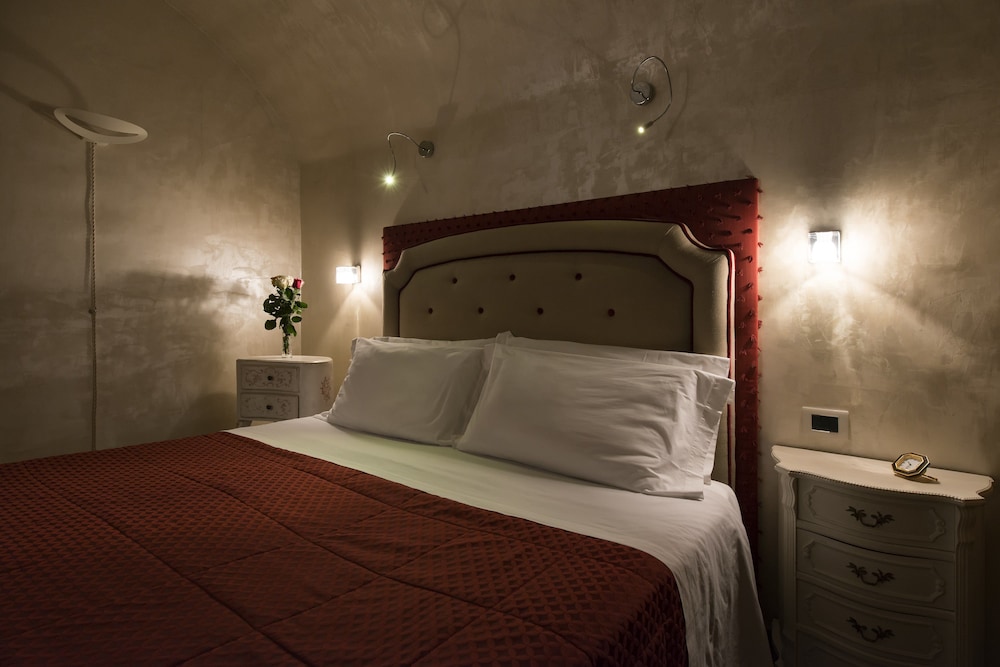 Romantic Double Room, 1 King Bed, Ensuite, City View photo 2