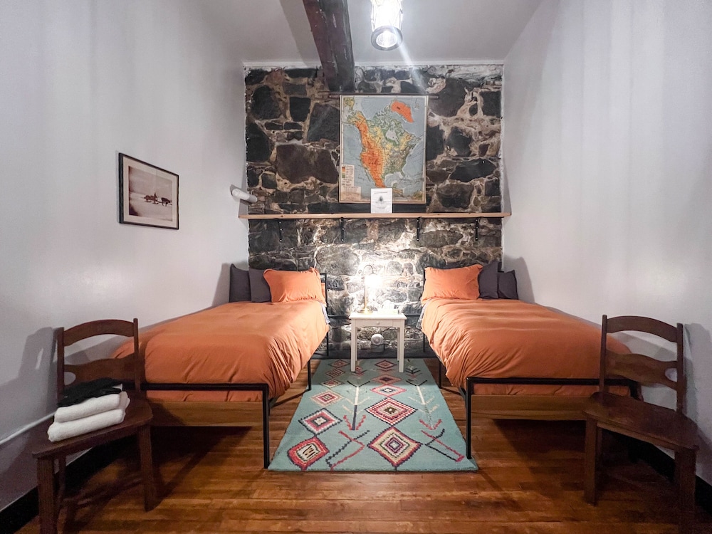 Hostel Room 2 - Shared Bathroom, No Windows