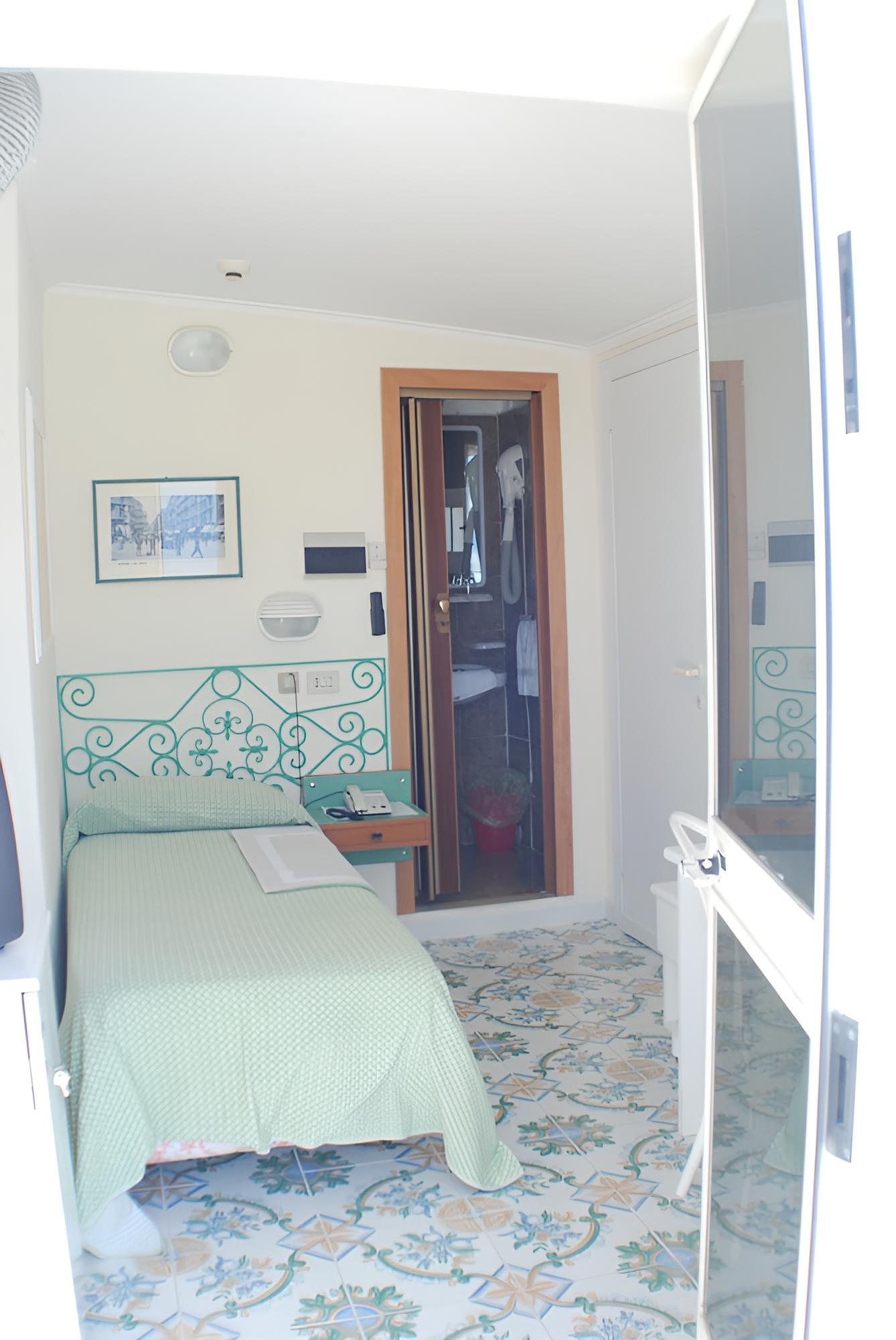 Single Room photo 2
