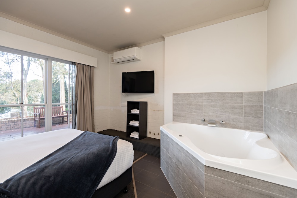 Signature Suite, 2 Bedrooms, Jetted Tub, Lake View, Free Wi-Fi & Parking photo 3