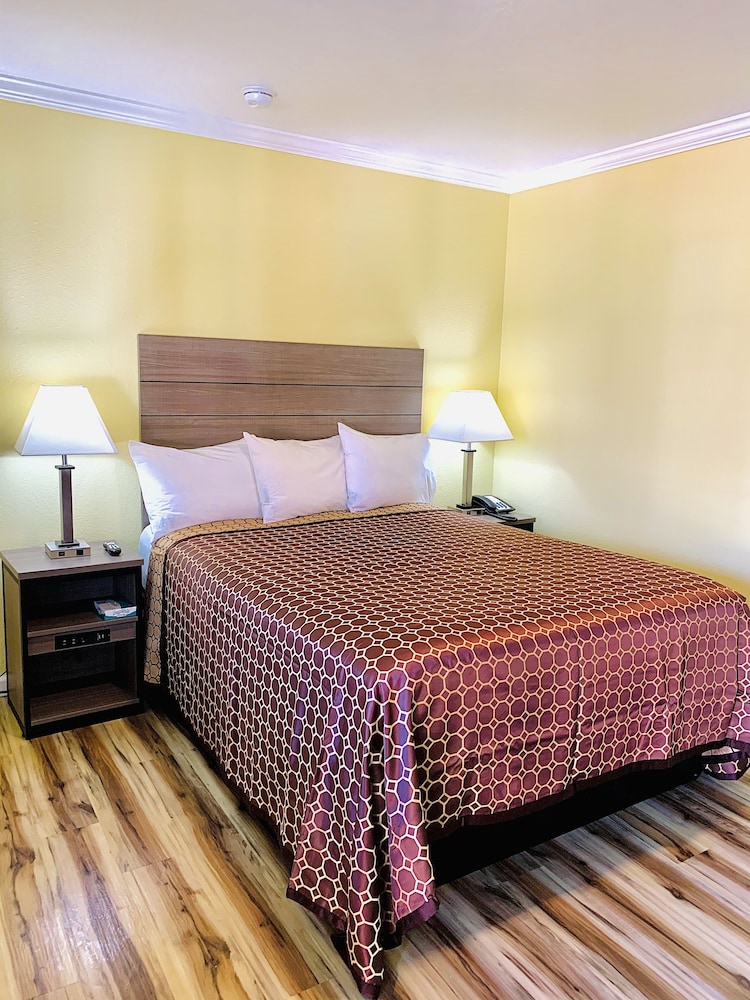 Standard Room, 1 Queen Bed photo 3