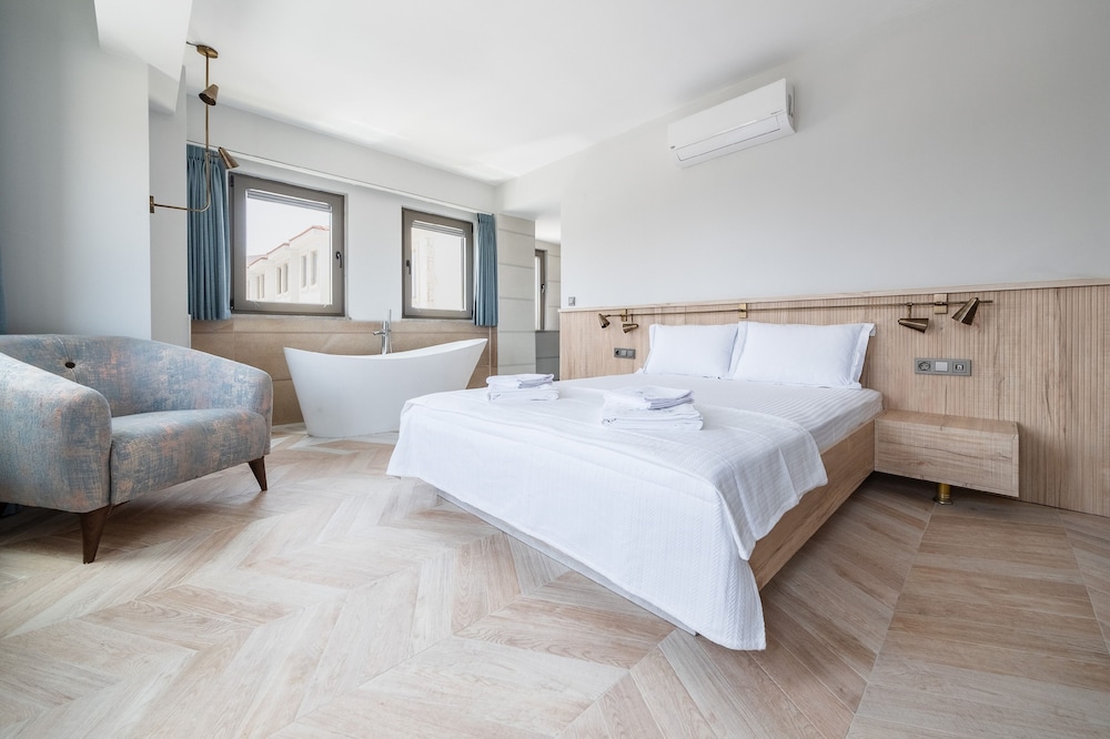 Superior Double Room, Bathtub photo 1