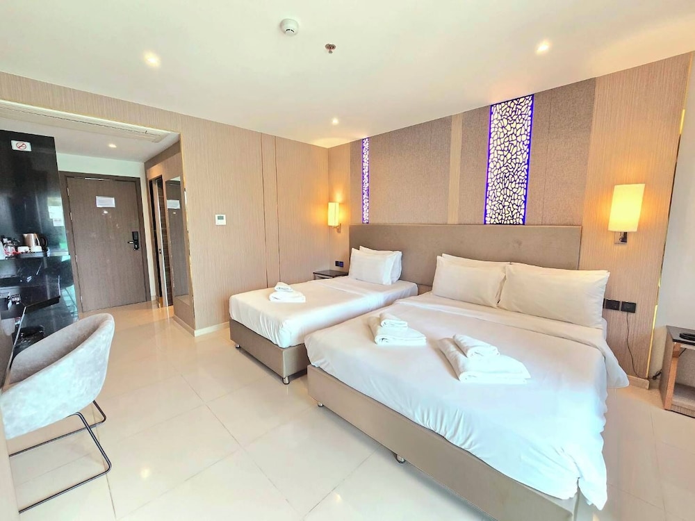 Deluxe Triple Room with Balcony - Photo 10
