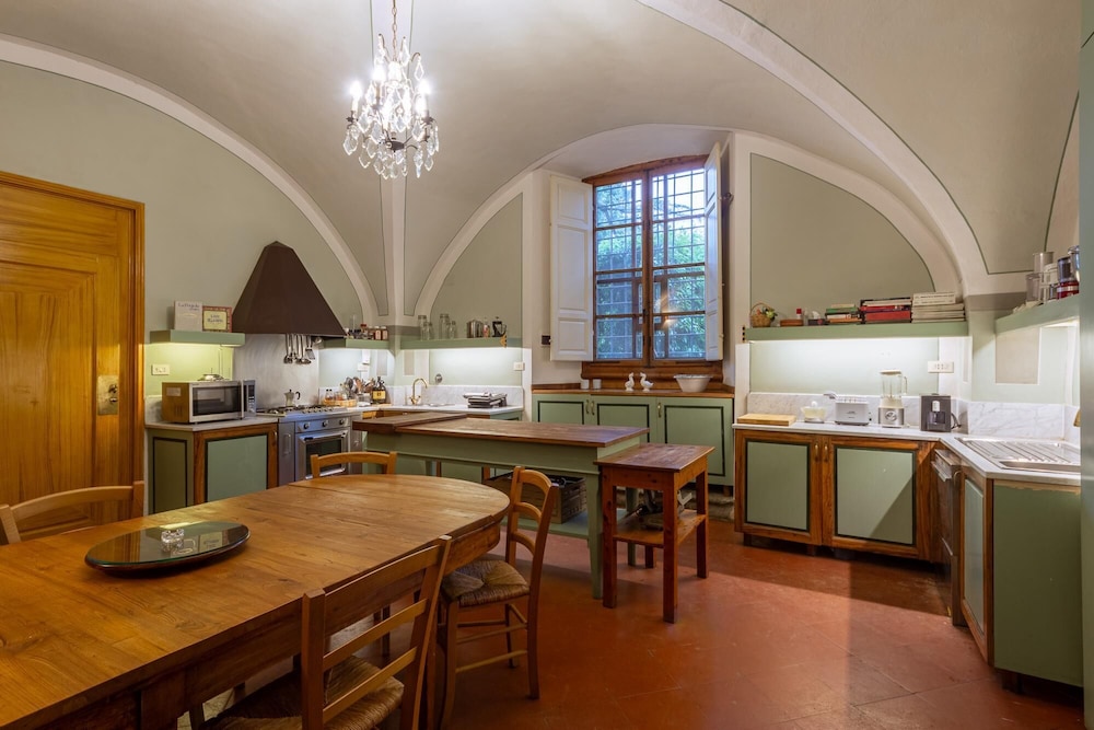 Villa di Tizzano Luxurious Retreat in Paradise, Photo 16
