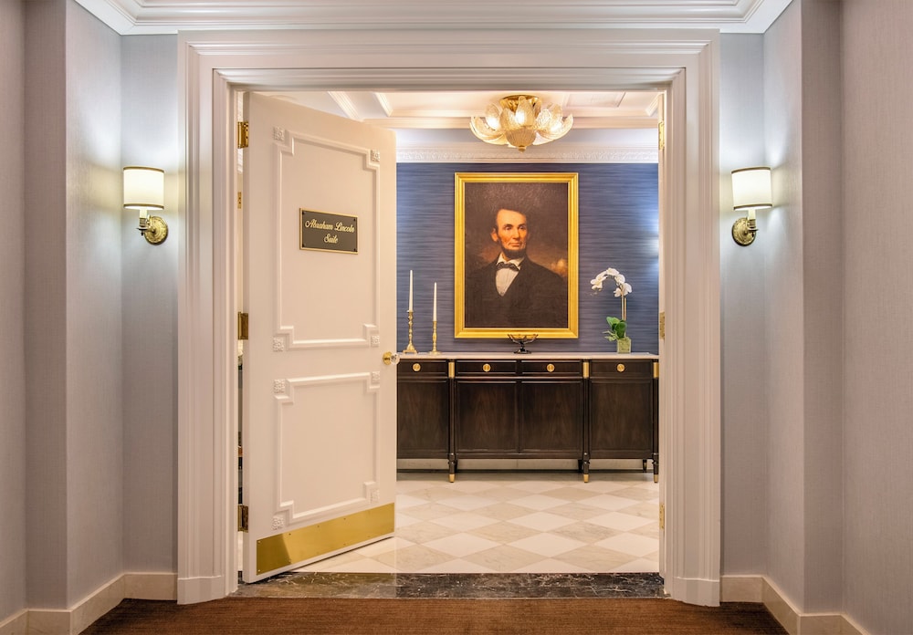 Suite, 1 King Bed (Abraham Lincoln)
