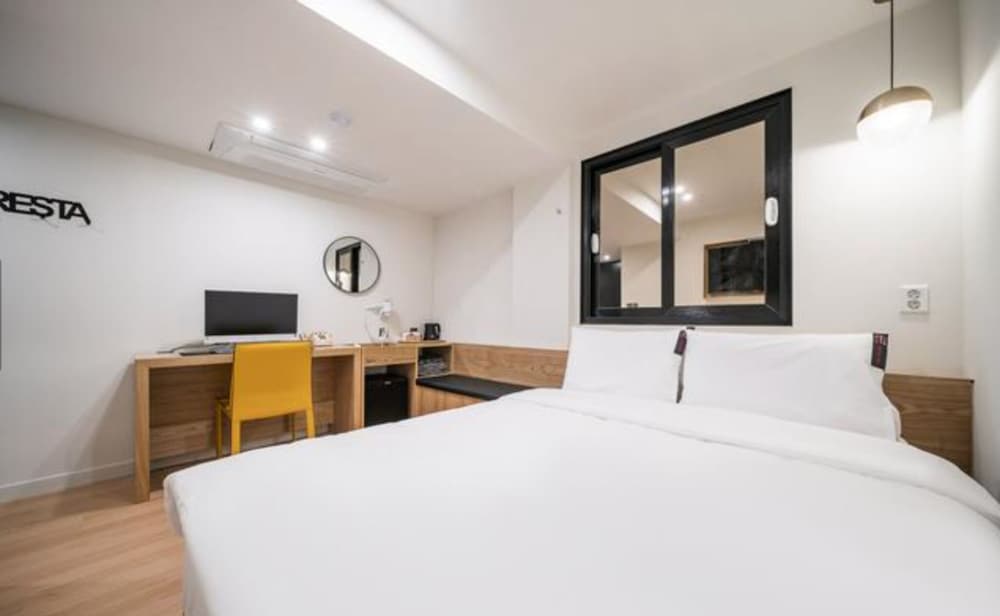 Standard Double Room - Photo 9