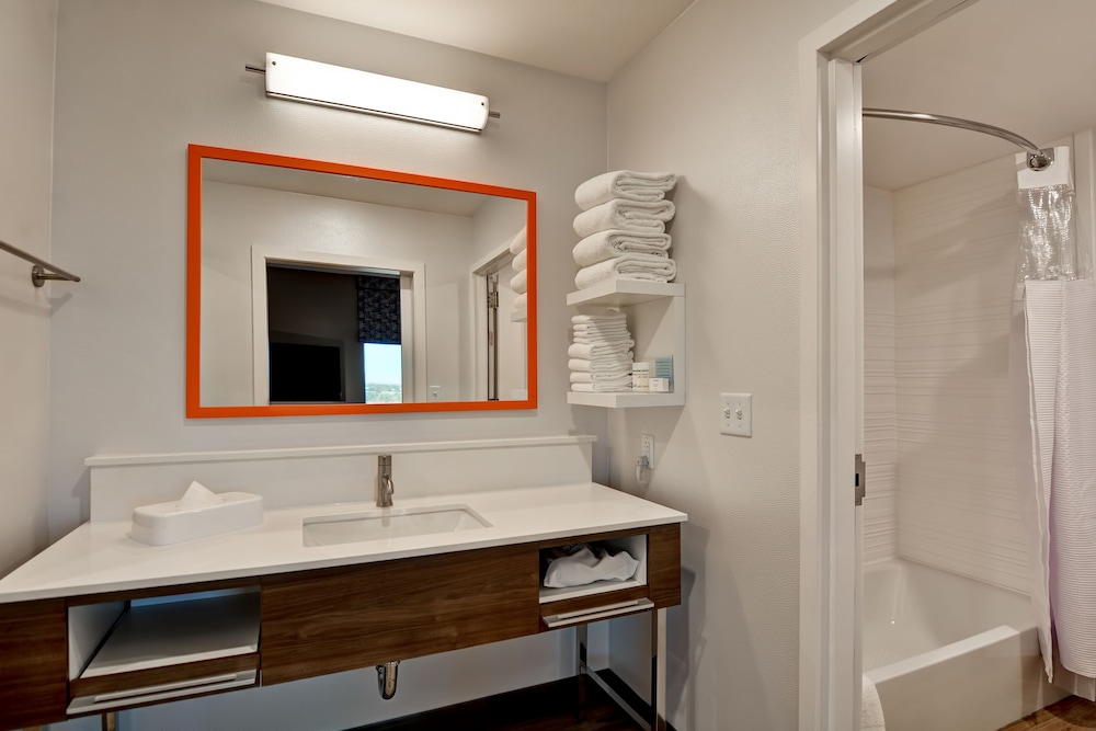 Room, 1 King Bed, Accessible (Hearing) - Photo 4